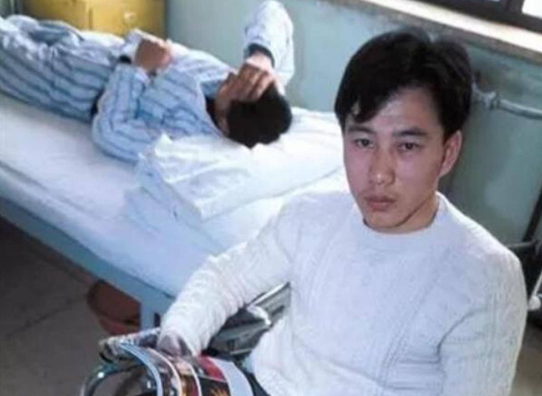 1996年，小伙无意捡到“金属链”致残，幸运收获爱情后，前年去世