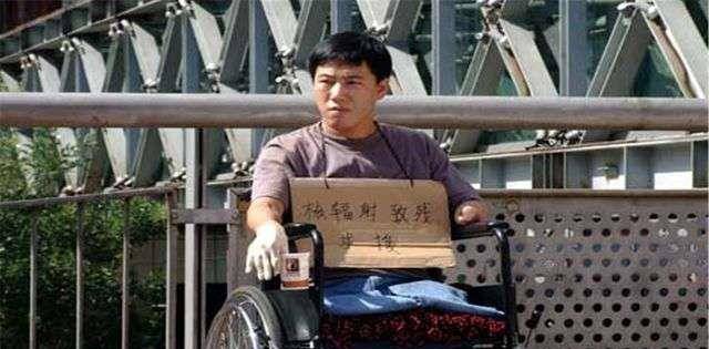 1996年，小伙无意捡到“金属链”致残，幸运收获爱情后，前年去世