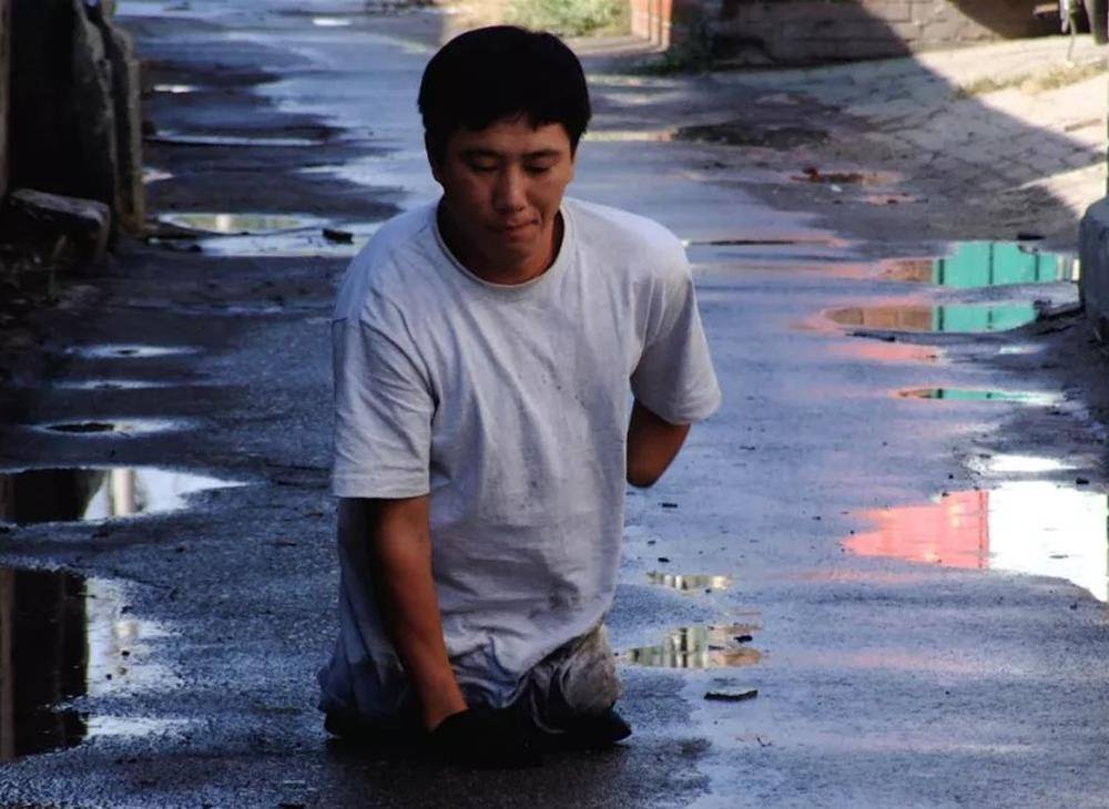 1996年，小伙无意捡到“金属链”致残，幸运收获爱情后，前年去世