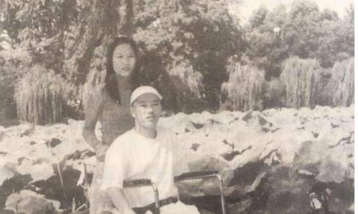 1996年，小伙无意捡到“金属链”致残，幸运收获爱情后，前年去世