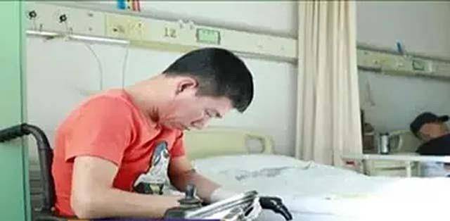 1996年，小伙无意捡到“金属链”致残，幸运收获爱情后，前年去世
