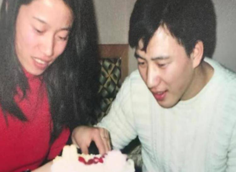 1996年，小伙无意捡到“金属链”致残，幸运收获爱情后，前年去世