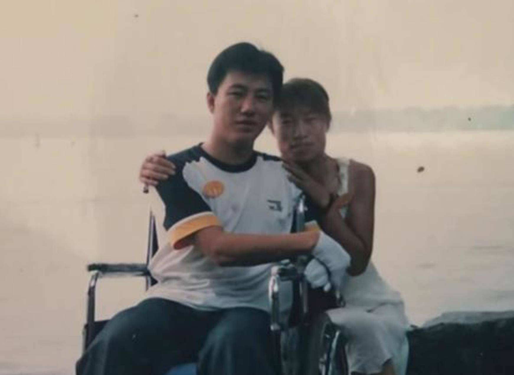1996年，小伙无意捡到“金属链”致残，幸运收获爱情后，前年去世