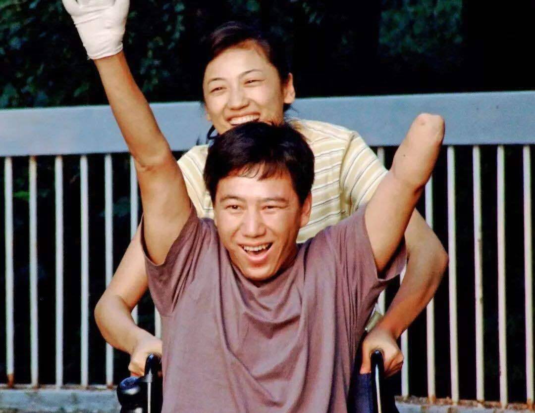 1996年，小伙无意捡到“金属链”致残，幸运收获爱情后，前年去世