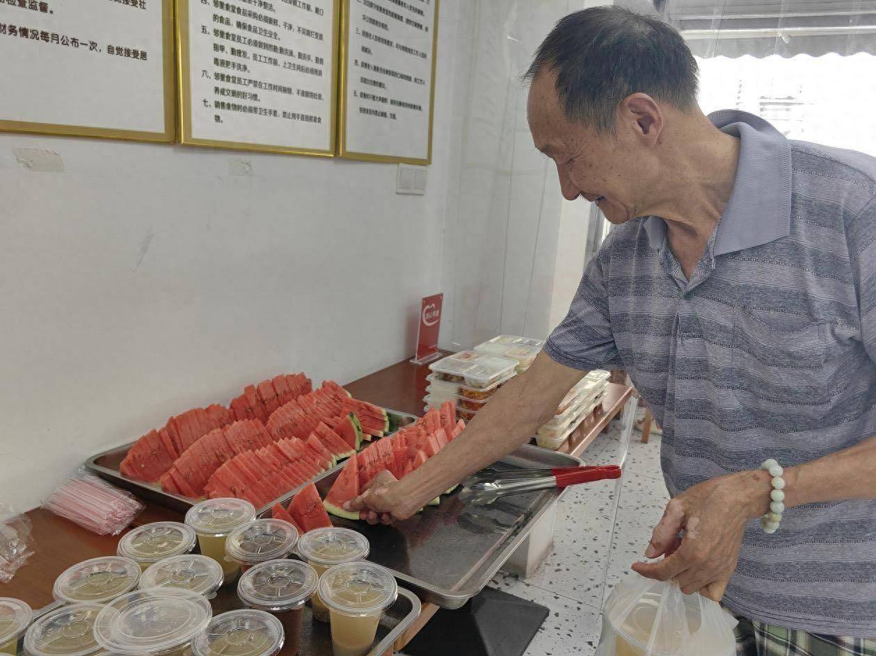 这家自助称重的社区食堂幸福“出圈”啦