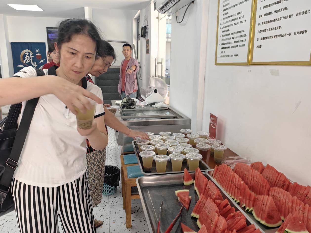 这家自助称重的社区食堂幸福“出圈”啦