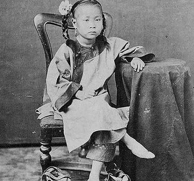 “纤妙说应难，须从掌上看“，古代为何要用裹小脚的方式对待女性