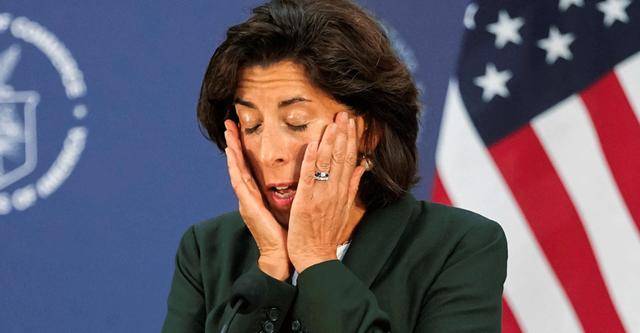 勒紧对华绞索，却让美国喘不上气？雷蒙多一句话，让拜登恍然大悟