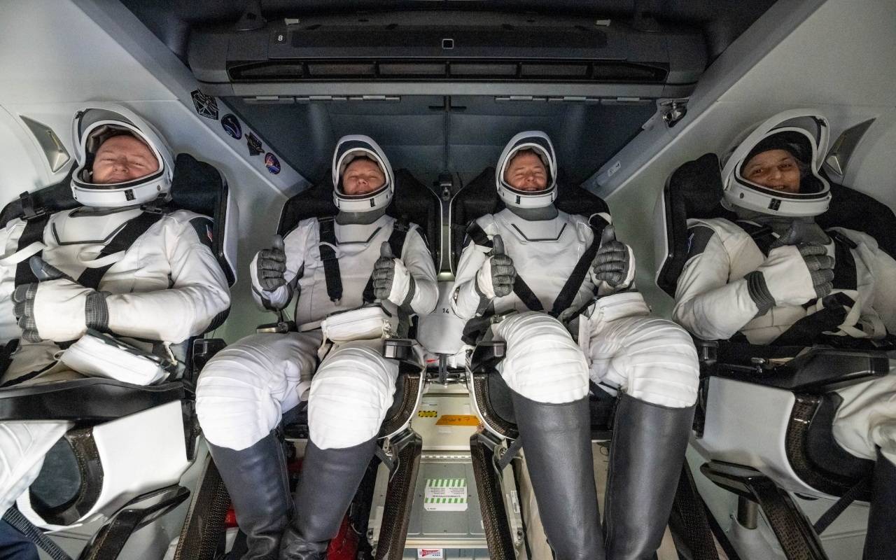 滞留太空九个月宇航员回家：与家人团聚，闻一闻刚割过的青草味道
