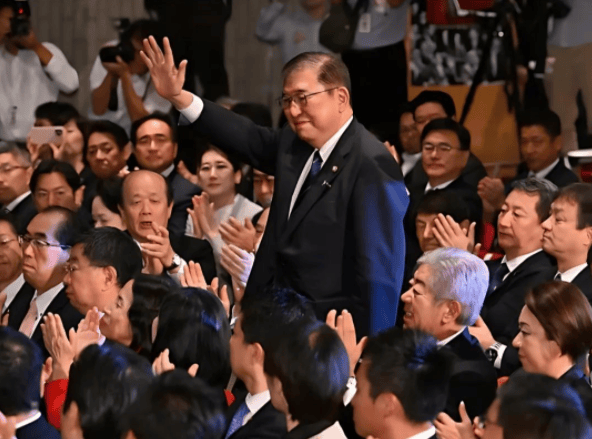 日本前首相顶住国内压力，出席九三阅兵