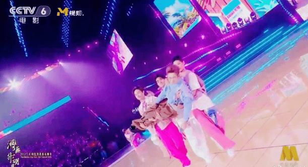 小沈阳回应在舞台上被抬走：我是战略性撤退