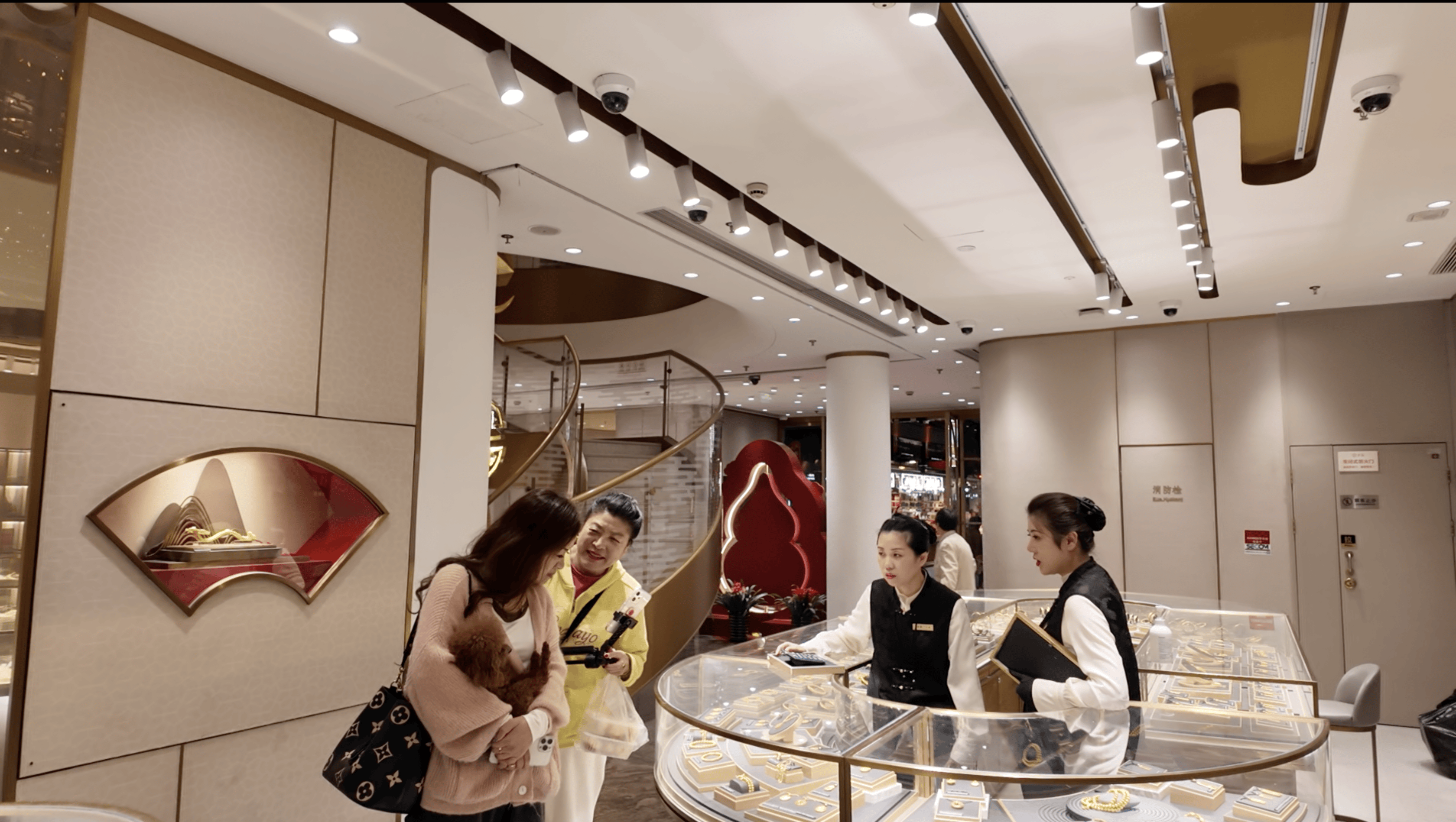 实探｜金价惊魂一夜后：“囤金大爷大妈”挤爆金店，拿下百克金条