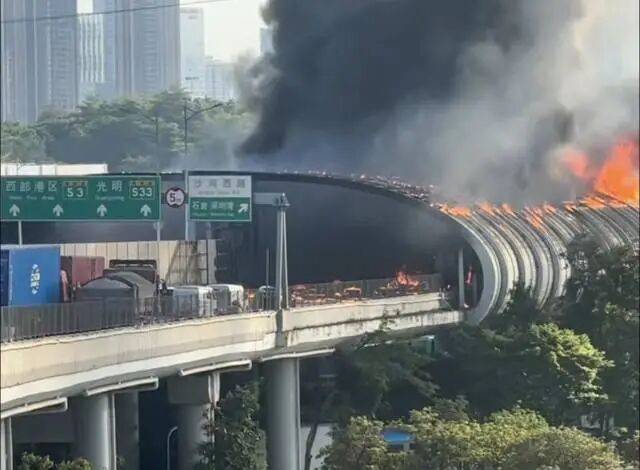 深圳突发一起交通事故引发火情,现场多条视频显示火光冲天、浓烟滚滚;交警通报:三车刮碰一车着火,引燃道路隔音棚起火,无人员受伤被困