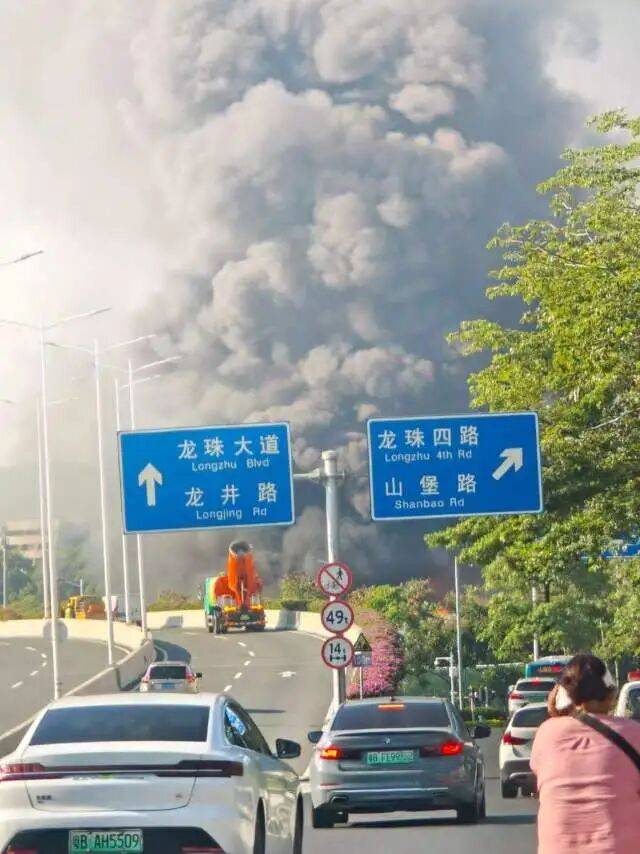 深圳突发一起交通事故引发火情，现场多条视频显示火光冲天、浓烟滚滚；交警通报：三车刮碰一车着火，引燃道路隔音棚起火，无人员受伤被困